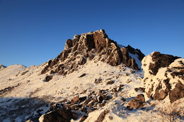 朝日に染まる山