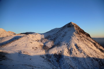 朝日に染まる山