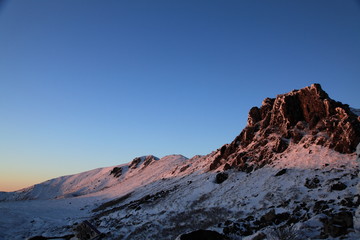 朝日で赤く染まる山