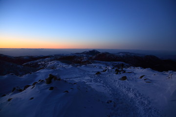 山中での夜明け