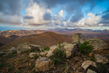 Fototapeta premium rocas y hierba en la cima de una montaña con vistas
