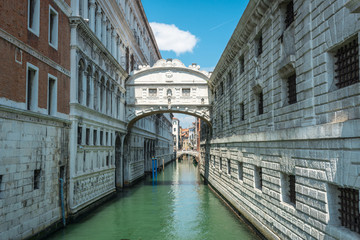 Venedig. Die Seufzerbrücke (Ponte dei Sospiri). Die geschlossene Brücke besteht aus weißem Kalkstein, hat Fenster mit Steinstäben, führt über den Rio di Palazzo und verbindet das Neue Gefängnis mit dem Dogenpalast.