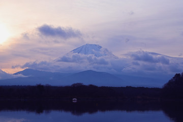 【山梨県 観光名所】精進湖の湖面に映る富士山