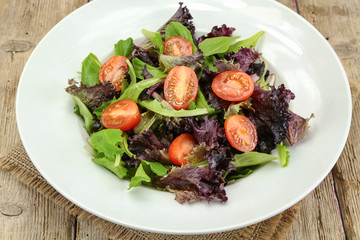assiette de salade composée rouge et verte avec tomates cerises