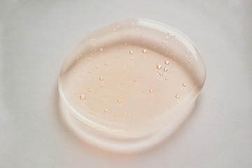 がん治療の分野で注目されているポリビニルアルコールが主成分のオレンジ色の液体のり