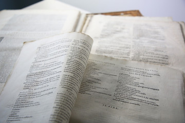 Dettaglio di pagine di antico libro. Messa a fuoco selettiva