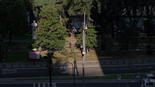 N&aacute;poles. Tr&aacute;fico en Piazza Cavour. Campania, Italia, Europa.