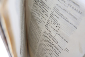 Dettaglio di pagine di antico libro. Messa a fuoco selettiva
