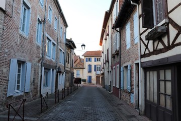 Fototapeta na wymiar Ruelle dans le village de Chatillon sur Chalaronne - Département de l'Ain - Région Rhône Alpes - France