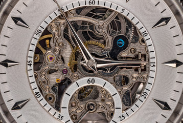Ziffernblatt einer Automatikuhr mit Blick auf das Uhrwek (Makro)