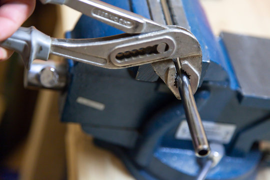 Metallrohr mit Zange festhalten einklemmen