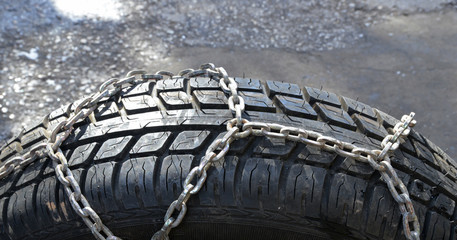 snow chains on the vehicle tire