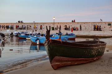 barche e pescherecci al porto sulla spiaggia di sabbia 