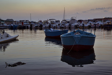 barche e pescherecci al porto al tramonto