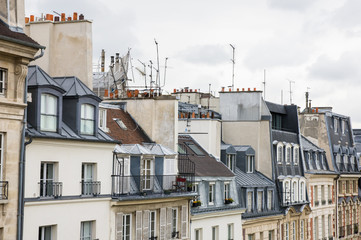 Obraz premium rooftops of residential buildings in Paris, France