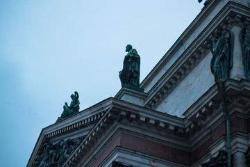 Fototapeta na wymiar statues standing on the building