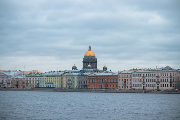 Obraz na płótnie Canvas gray building with golden domes