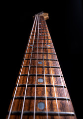 Gitarren Hals aus Palisander mit Griffbrett auf schwarzem Grund