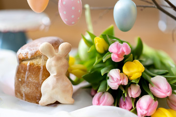 Gedeckter Ostertisch in pastell