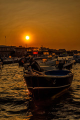 barche e pescherecci al porto al tramonto