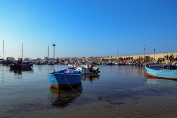 barche e pescherecci al porto 