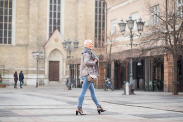 Fototapeta na wymiar Fashion woman walks the city
