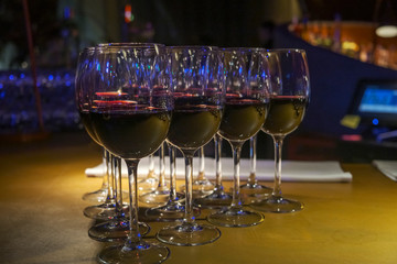 copas de vino tinto ambiente relajado