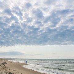 Fototapeta na wymiar silhouette sur une plage vide dans le nord de la france
