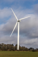 &Eacute;olienne dans un paysage de bocage vend&eacute;en - Ciel bleu avec quelques nuages - Parc &eacute;olien 