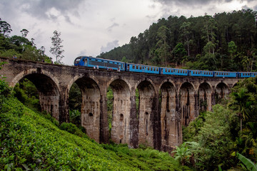 Fototapeta na wymiar Uno de los viajes en tren más bonitos del mundo. El trayecto en el ferrocarril une las ciudades de Kandy y Nuwara Eliya atravesando Ella.