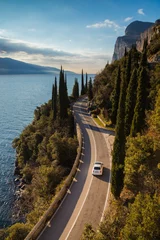 Fototapeten Fahren Sie im Fiat 500 die westliche Gardesana-Straße am Gardasee © Andrea