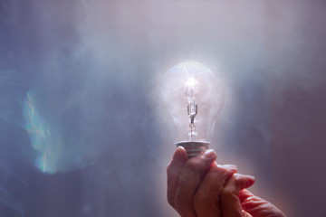 Glühbirne in Hand / Innovation / grüne Energie / 