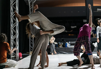 dancers mooving, contact improvisation, detail