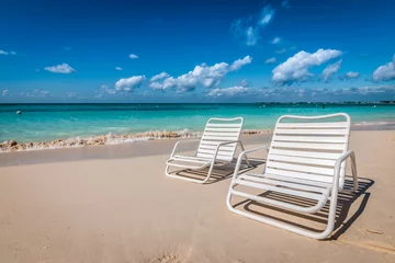 Fototapete Seven Mile Beach, Grand Cayman Zwei weiße Strandkörbe am Seven Mile Beach in Grand Cayman, Cayman Islands.