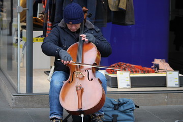 Er spielt Cello © peter_qn