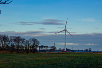 Obraz premium Wind Turbine at dusk