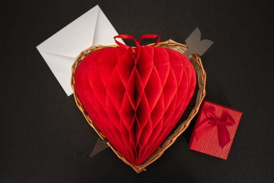 coraz&oacute;n de papel y regalos san valent&iacute;n fondo rojo