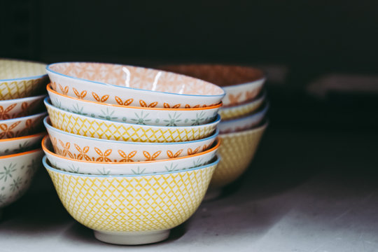Petits bols aux motifs color&eacute;s sur une &eacute;tag&egrave;re