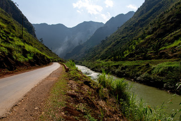 Fototapeta na wymiar Carretera entre montañas en Ha Giang, al norte de Vietnam