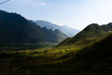 Montañas iluminadas y sombreadas en el norte de Vietnam