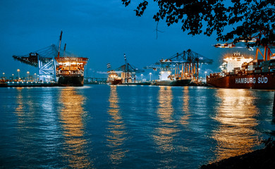 Containerterminal im Hafen 