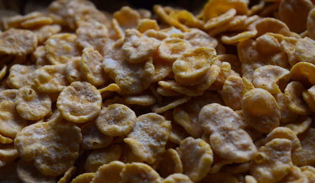 hojuelas de ma&iacute;z azucaradas en primer plano 