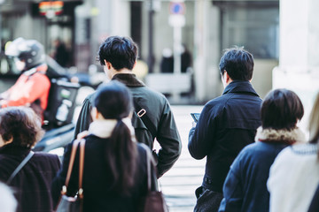 信号待ちをする人の後ろ姿