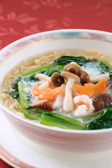 キノコと野菜がたくさんのったヘルシーラーメン