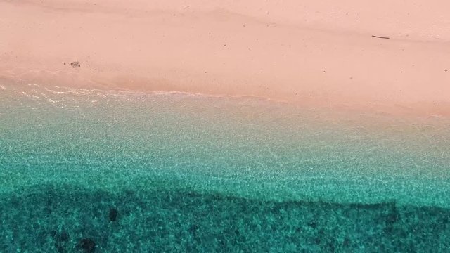 「ドローン映像」沖縄の国立公園慶良間諸島にある、阿嘉島のシュノーケリングやダイビングが人気の美しい海の空撮-"Drone video" Aerial view of the beautiful sea where snorkeling and diving are popular on Aka Island in the Kerama Islands, Okinawa's national par