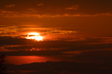 Sole tra le nuvole al tramonto - Salento