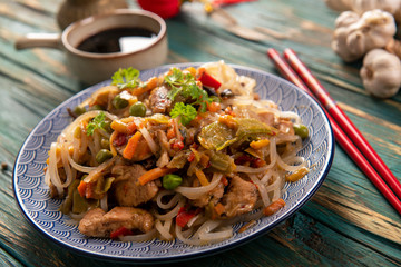 Chinese noodles with vegetables and chicken
