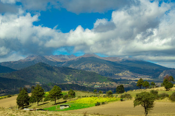 Monta&ntilde;a con nubes