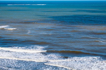 v&aacute;rios tons de azul e verde do mar da praia num dia de c&eacute;u azul