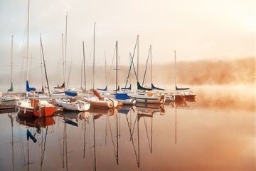 Fototapety  Poranny, mglisty wschód słońca na łodzi?